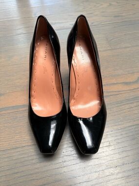 Tahari Black Patent Pointed Toe Pumps with Tan Insole